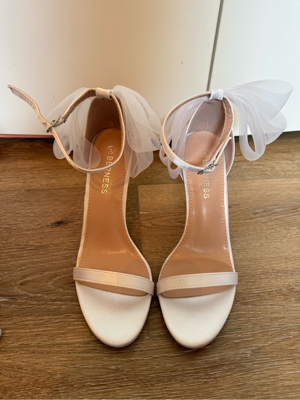 NWOT Berness White Satin Tulle Bow Bridal Stiletto Heels Size 8 Wedding